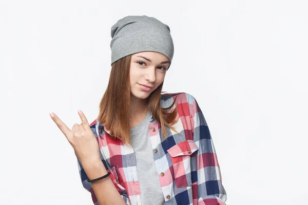 穿着格子衬衫 头戴贝尼帽 拿着摇滚标志 看着相机 工作室肖像的漂亮少女的衣服 — 图库照片