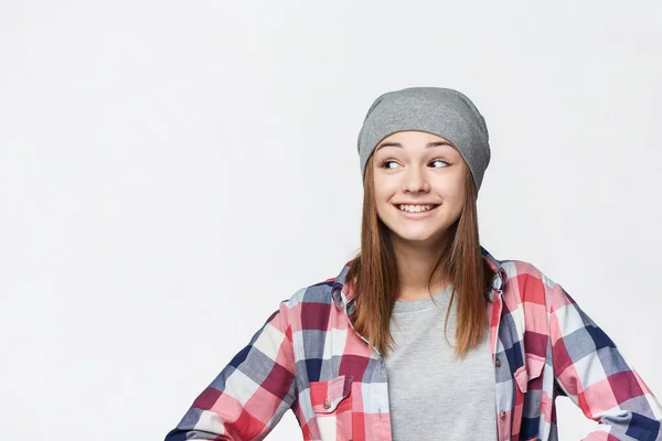 身穿格子衬衫 头戴贝尼帽 面带微笑的少女的画像 在空白的复制空间旁边 工作室的肖像 — 图库照片