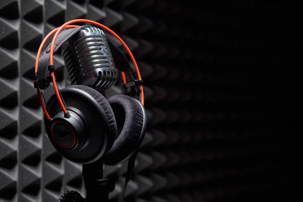 Microfone condensador de estúdio com painel acústico de fones de ouvido profissionais — Fotografia de Stock
