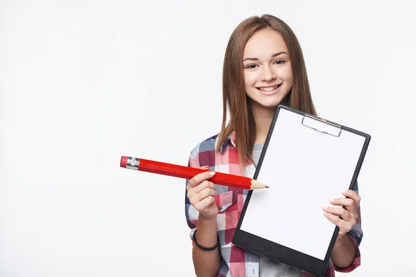Menina adolescente segurando lápis grande e folha de papel em branco no tablet — Fotografia de Stock