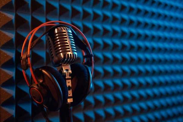 Micrófono de condensador de estudio con panel acústico de auriculares profesionales —  Fotos de Stock