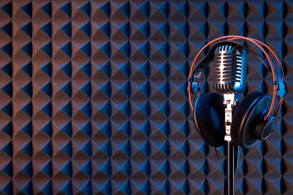 Στούντιο μικρόφωνο συμπυκνωτή με επαγγελματικά ακουστικά ακουστικό πίνακα — Φωτογραφία Αρχείου