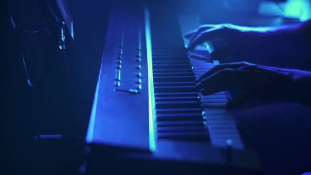 Musikaufnahmestudio Musiker Produziert Song Studio Hände Spielen Elektronischen Keyboard Des — Stockvideo