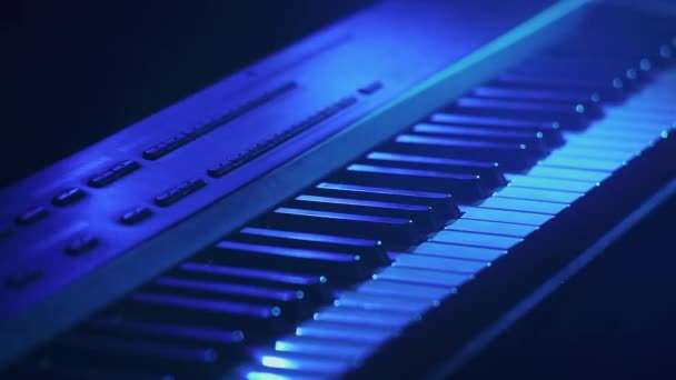Müzik Stüdyosu Piyano Elektronik Klavyesine Yakın Çekim Mavi Işık Sığ — Stok video
