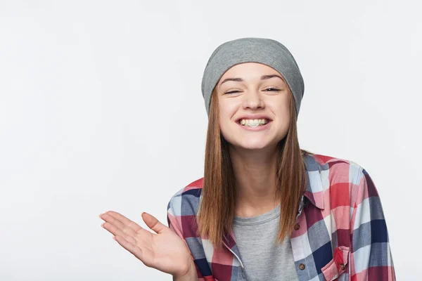 Lachende Teenagerin Mit Geplatztem Blasenkaugummi Studioporträt — Stockfoto