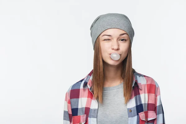 Sorrindo Menina Adolescente Soprando Bubblegum Piscando Para Você Retrato Estúdio — Fotografia de Stock