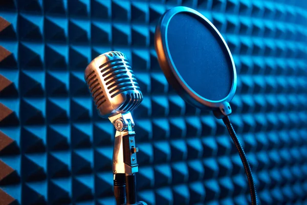 Mikrofon Kondensatorowy Typu Studio Filtrem Wynurzalnym Tle Panelu Akustycznego Niebieskim — Zdjęcie stockowe
