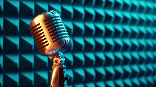 Vidéo Agrandie Microphone Rétro Debout Sur Stand Avec Panneau Acoustique — Video