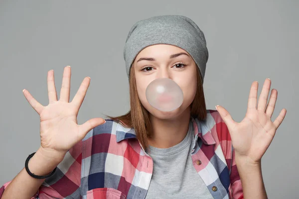 Sonriente Adolescente Chica Soplando Bubblegum Mostrando Palmas Las Manos Estudio —  Fotos de Stock