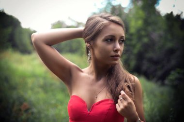 güzel genç kız niteliğine