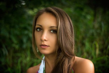 güzel genç kız niteliğine