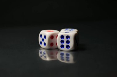 zarı siyah arkaplanda