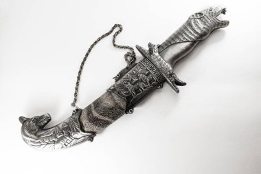 büyük metal hançer