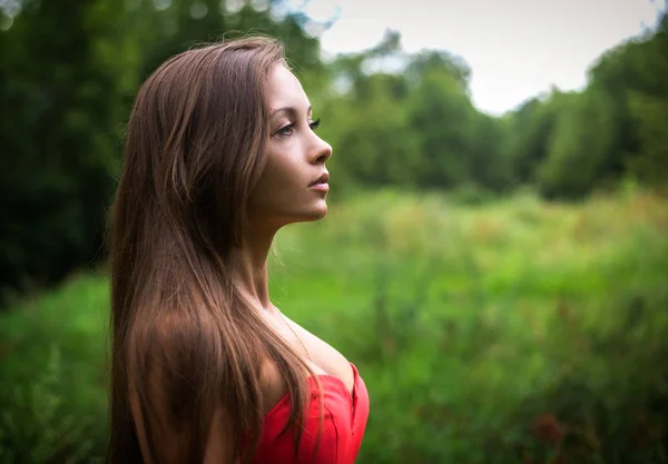 Hermosa joven en la naturaleza —  Fotos de Stock