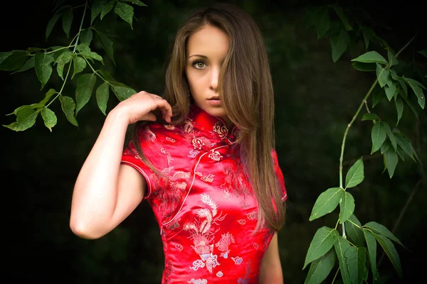 Vacker ung flicka på naturen — Stockfoto