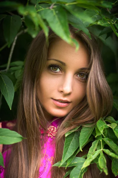 Vacker ung flicka på naturen — Stockfoto