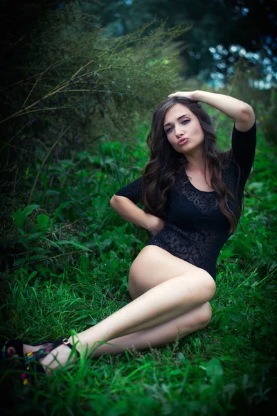 Sexig ung tjej på naturen — Stockfoto