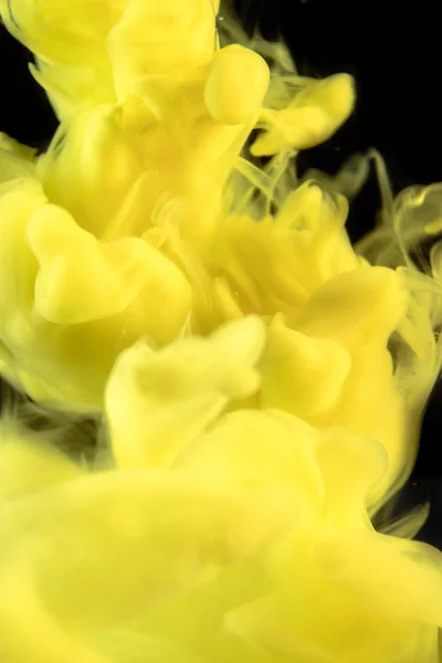 Żółty barwnik w wodzie. Streszczenie tło. Tapeta. Koncepcja sztuki — Zdjęcie stockowe