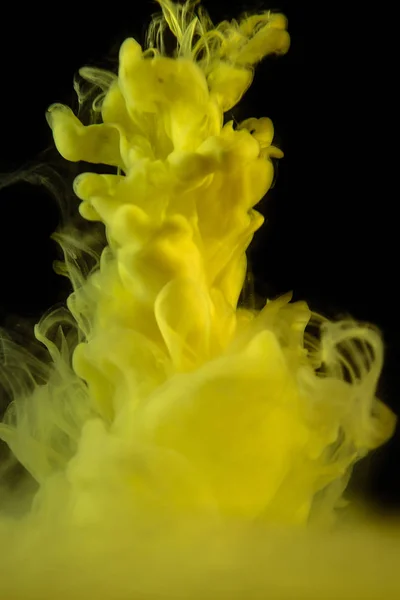 El tinte amarillo en el agua. Fondo abstracto. Fondo de pantalla. Arte conceptual —  Fotos de Stock