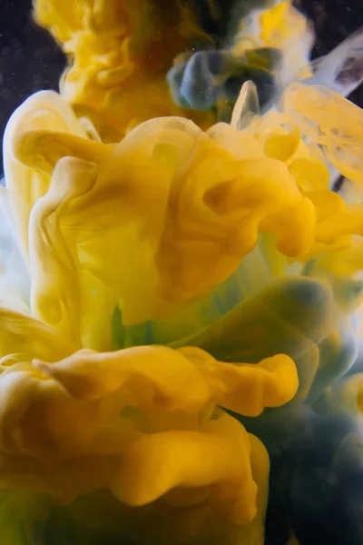 El tinte amarillo en el agua. Fondo abstracto. Fondo de pantalla. Arte conceptual — Foto de Stock