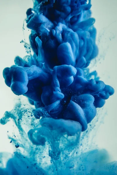 Tinte azul en agua — Foto de Stock