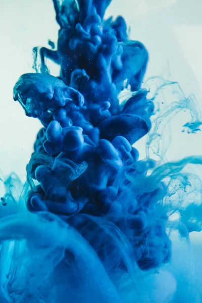 Tinte azul en agua — Foto de Stock
