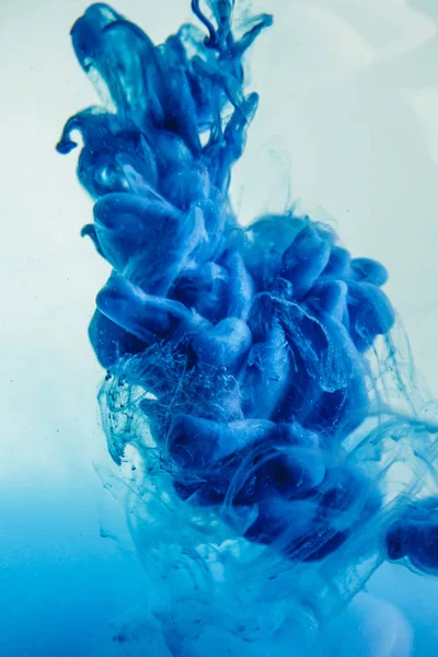 Tinte azul en agua — Foto de Stock