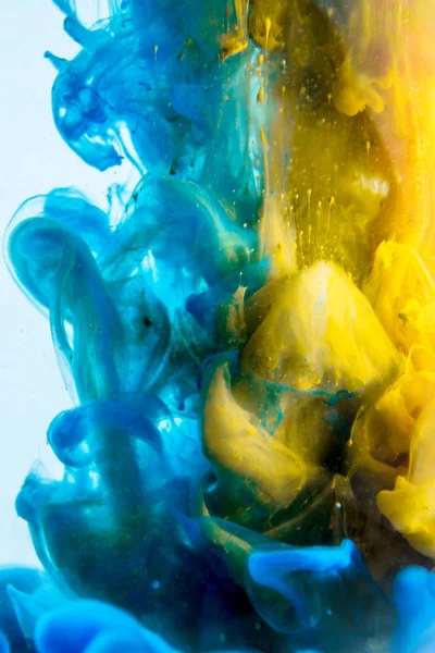 El colorido en el agua. Fondo abstracto. Fondo de pantalla. Arte conceptual — Foto de Stock