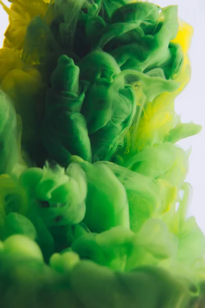 El tinte verde en el agua. Fondo abstracto. Fondo de pantalla. Arte conceptual — Foto de Stock