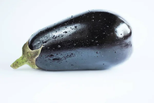 Φωτογραφία τροφίμων. Μωβ eggplanton Γουάιτ backround. Φωτογραφία: φρούτα. — Φωτογραφία Αρχείου