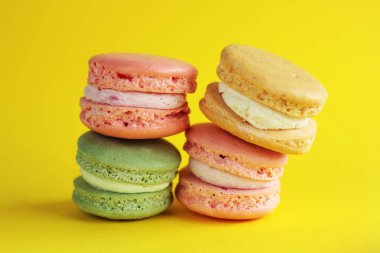 Macarons kutusunda sarı bir arka plan üzerinde