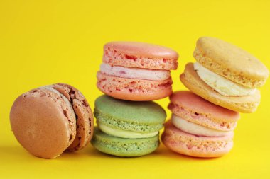 Macarons sarı artalanları üzerinde