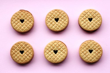 Pembe bir arka plan üzerinde bisküvi