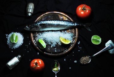 Balık ve sebze siyah arka plan üzerine