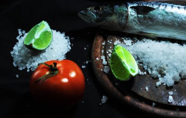 Balık ve sebze siyah arka plan üzerine