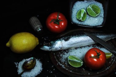 Balık ve sebze siyah arka plan üzerine