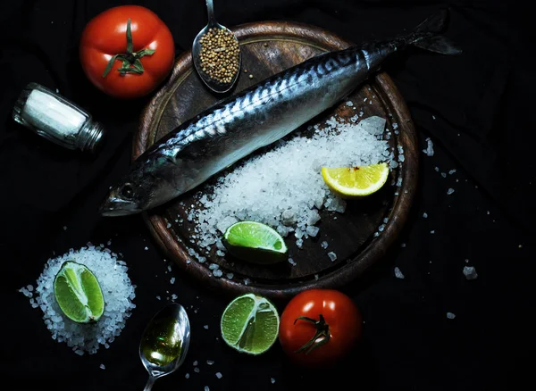 Balık ve sebze siyah arka plan üzerine