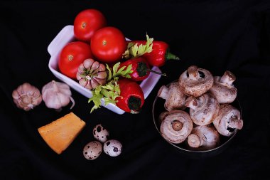 Siyah arka planda taze sebzeler