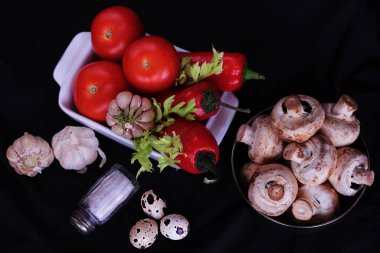 Siyah arka planda taze sebzeler