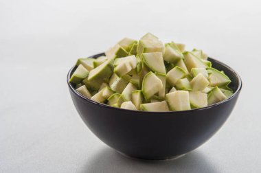 İzole bir kaseye doğranmış kabak 