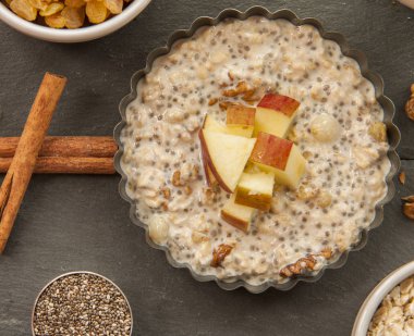 Elma, bal ve tarçın yulaf ezmesi