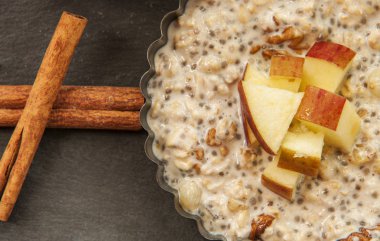 Elma, bal ve tarçın yulaf ezmesi