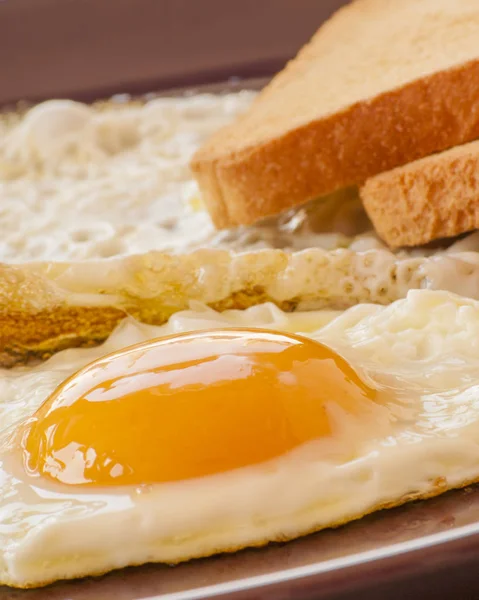 Œuf Frit Avec Tranches Pain Dans Assiette Gros Plan — Photo