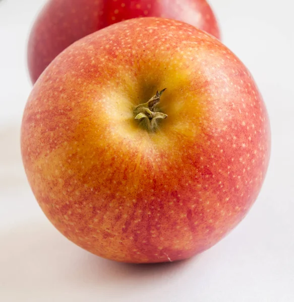 Pomme rouge mûre. Isolé sur fond blanc . — Photo