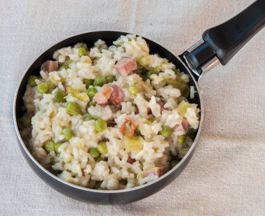 pastırma ve bezelye ile limon risotto