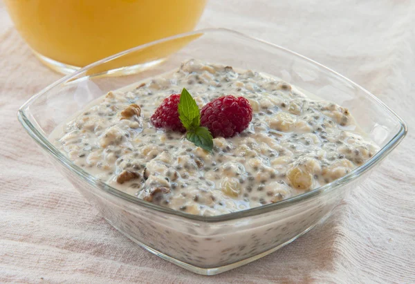 Oatmeal with raspberries and honey, vertical, close up — Stock Photo, Image