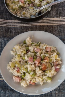pastırma ve bezelye ile limon risotto