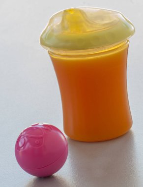 Bebek fincan havuç suyu ile beyaz arka plan üzerinde