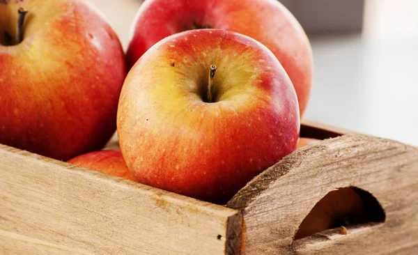 Colheita fresca de maçãs. Tema da natureza com uvas vermelhas e cesta em fundo de madeira. Conceito de fruta natural . — Fotografia de Stock