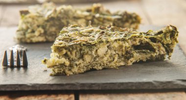 Yönetim Kurulu, yakın çekim kesme üzerinde çatal ile ıspanak pasta dilimleri 